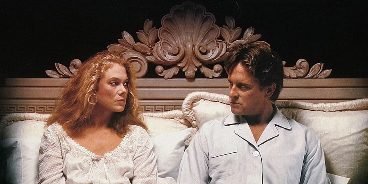 Кэтлин Тернер в роли Барбары и Майкл Дуглас в роли Оливера в фильме Война Роуз