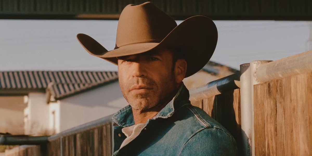 Тейлор Шеридан в роли Трэвиса стоит у забора в Йеллоустоне