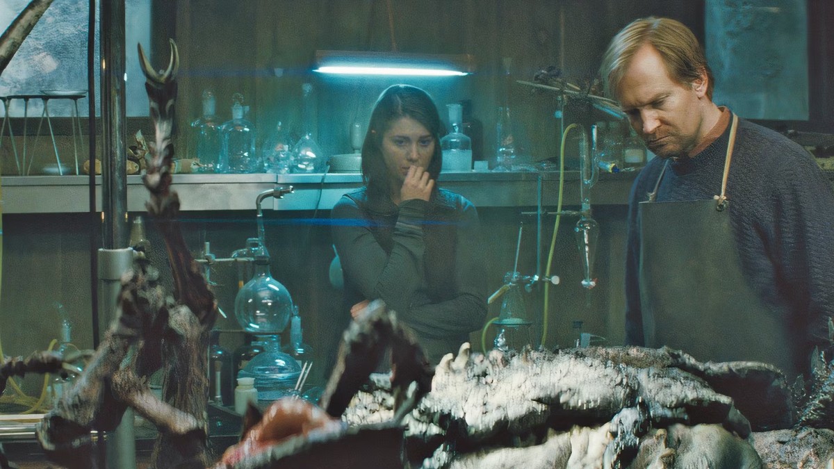 Ульрих Томсен и Мэри Элизабет Уинстед в фильме Нечто