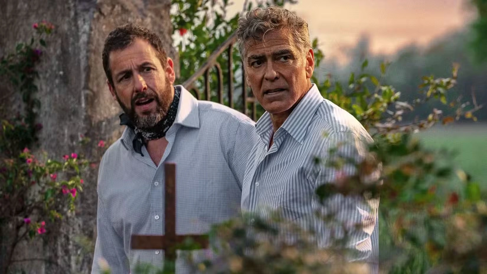 Адам Сэндлер и Джордж Клуни в фильме Джей Келли