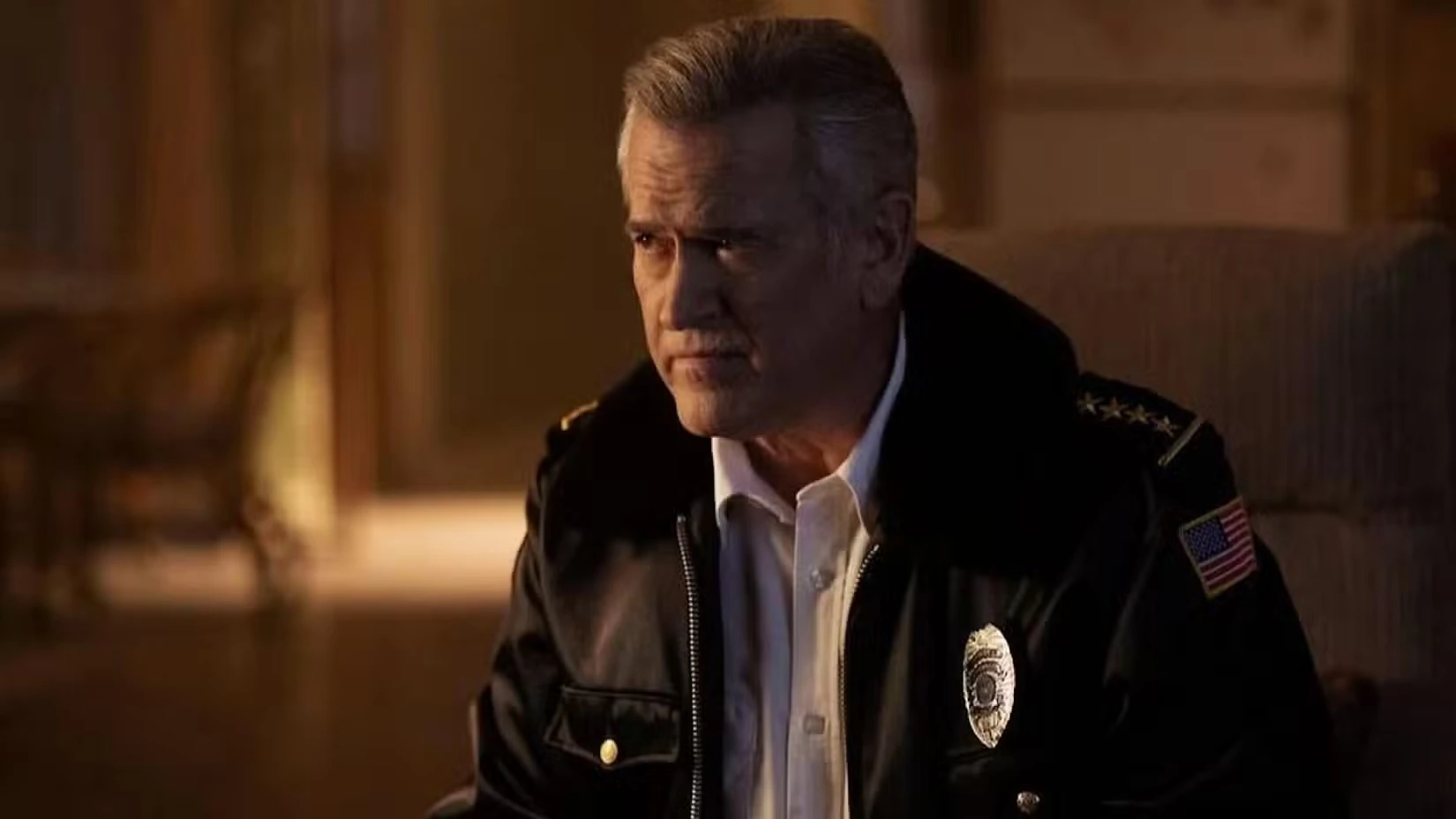 Брюс Кэмпбелл в роли Бена Дэндриджа в фильме Истерия!