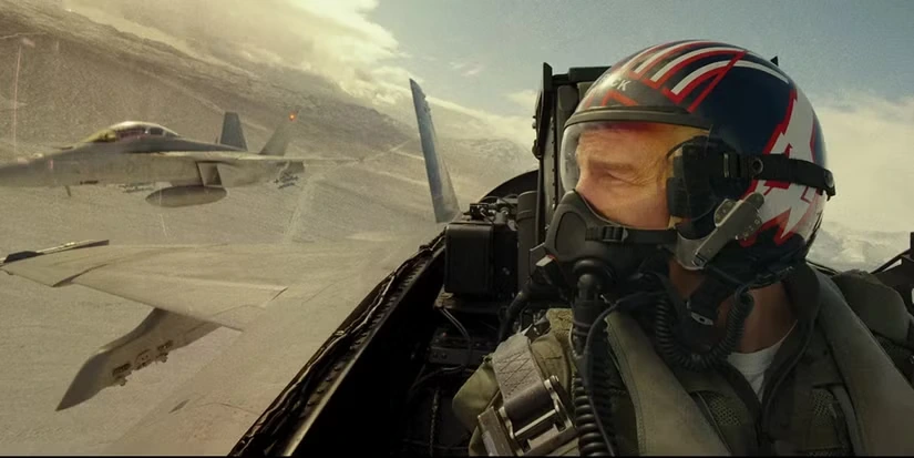 Пилот в кабине самолета в фильме Топ Ган: Следующее поколение