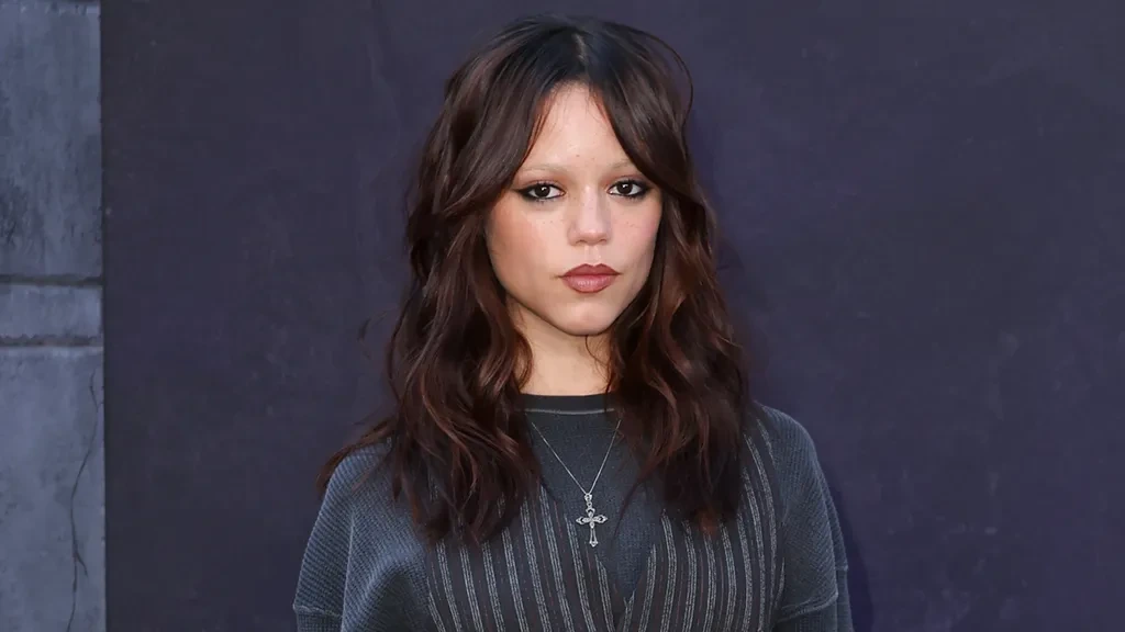 Дженна Оргега в жилетке с лонгсливом