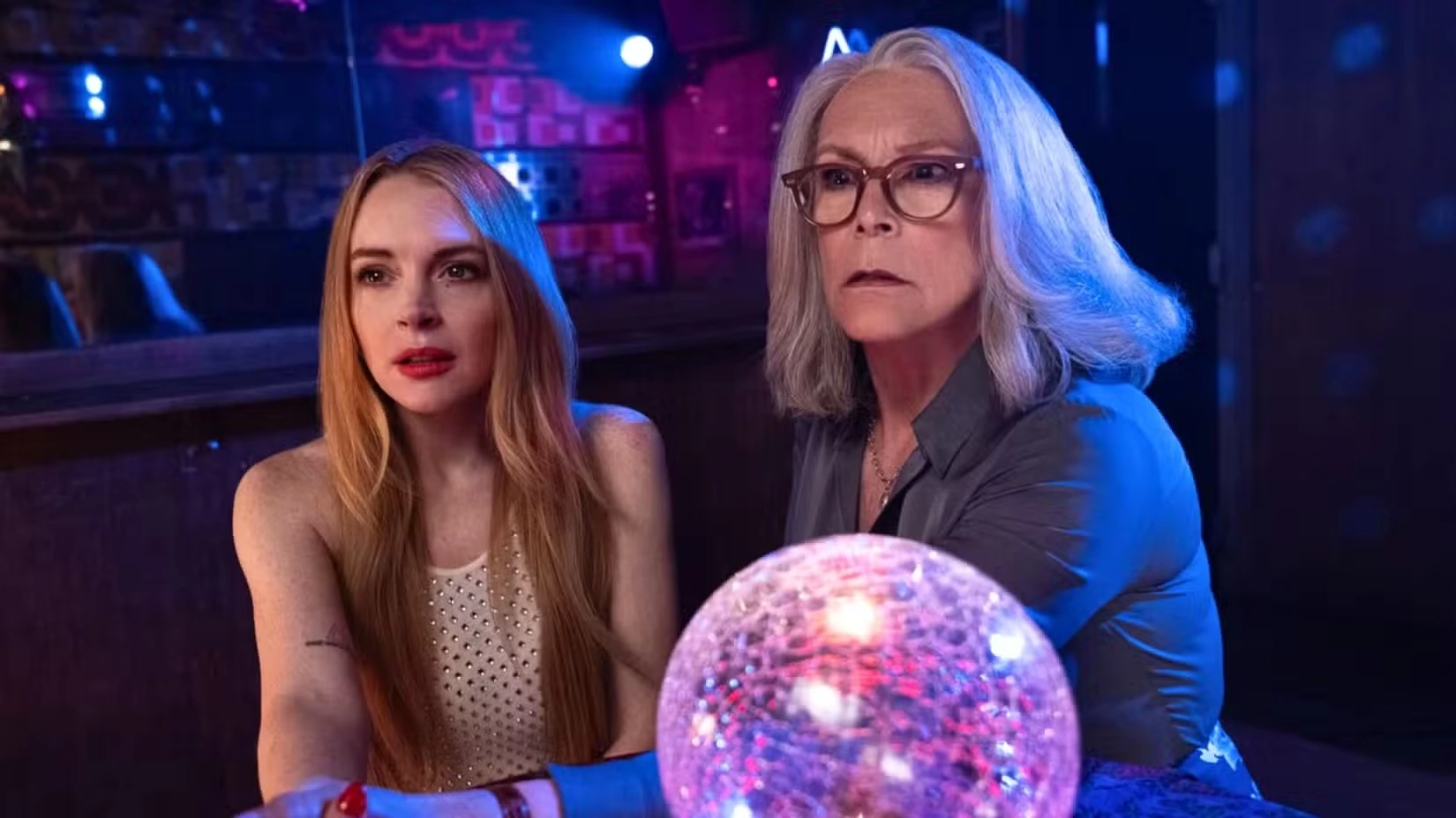 Линдси Лохан и Джейми Ли Кертис в фильме Чумовее некуда