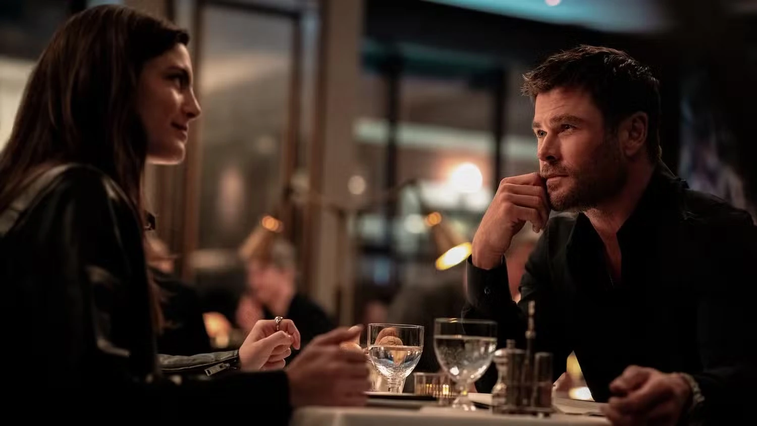 Моника Барбаро и Крис Хемсворт в фильме Ограбление в Лос-Анджелесе