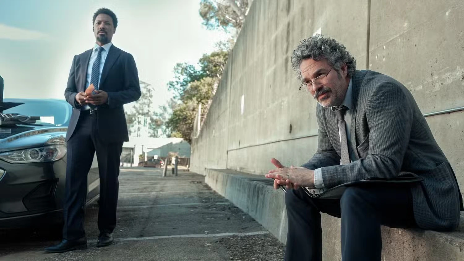 Марк Руффало и Кори Хокинс в фильме Ограбление в Лос-Анджелесе