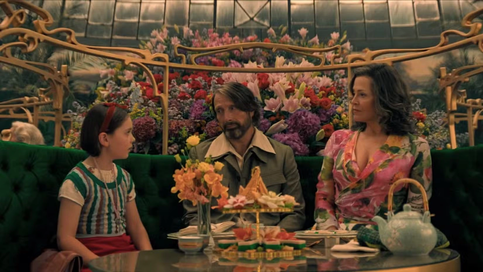 Софи Слоан, Мадс Миккельсен и Сигурни Уивер в фильме Поймать монстра