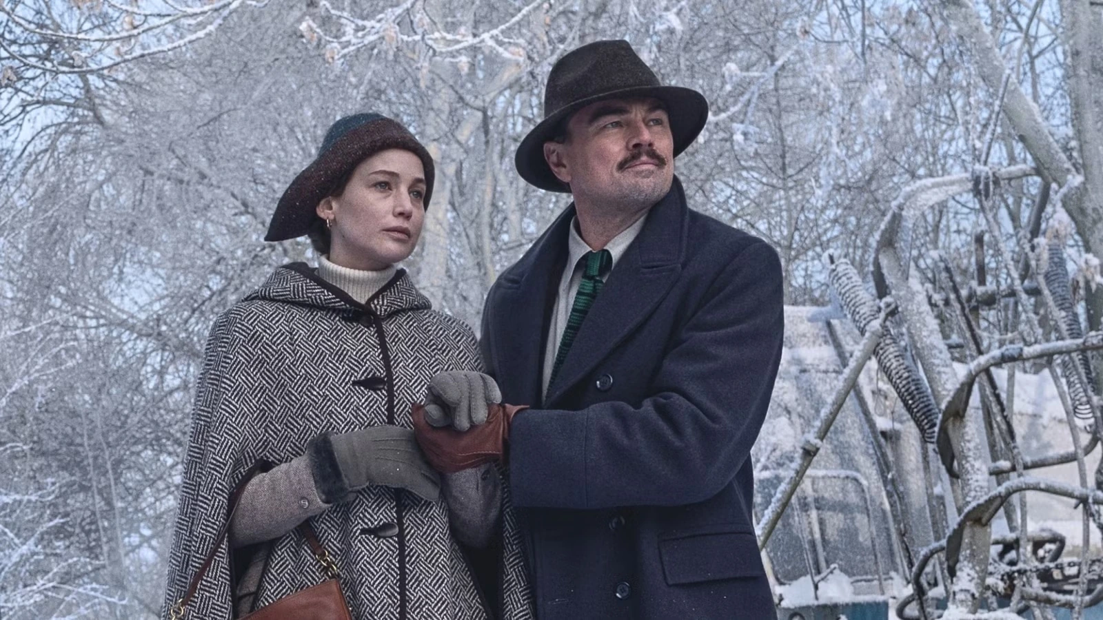 Дженнифер Лоуренс и Леонардо ДиКаприо в фильме Что происходит ночью