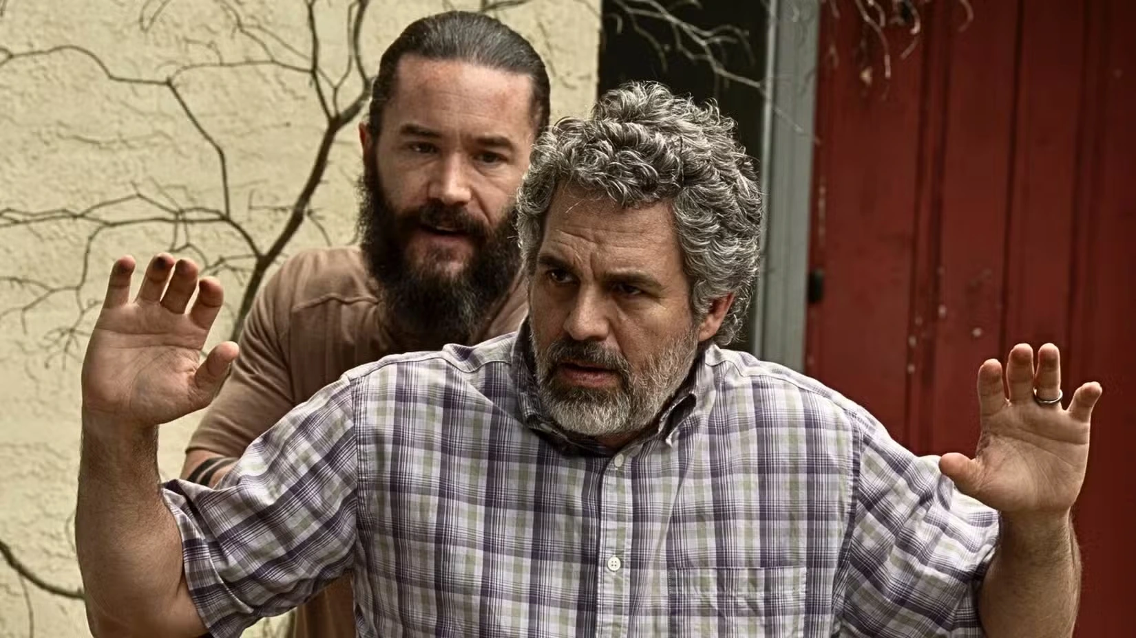 Том Пелфри и Марк Руффало в сериале Задание