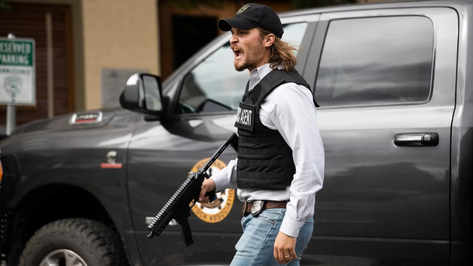 Люк Граймс в роли Кейси Даттона в сериале Йеллоустоун