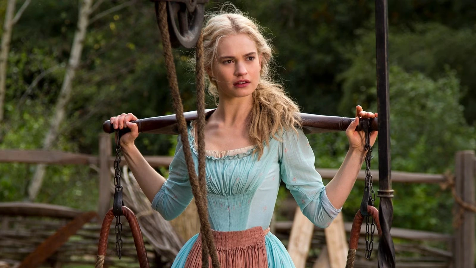 Лили Джеймс в роли Эллы в художественном фильме Disney «Золушка» (2015)