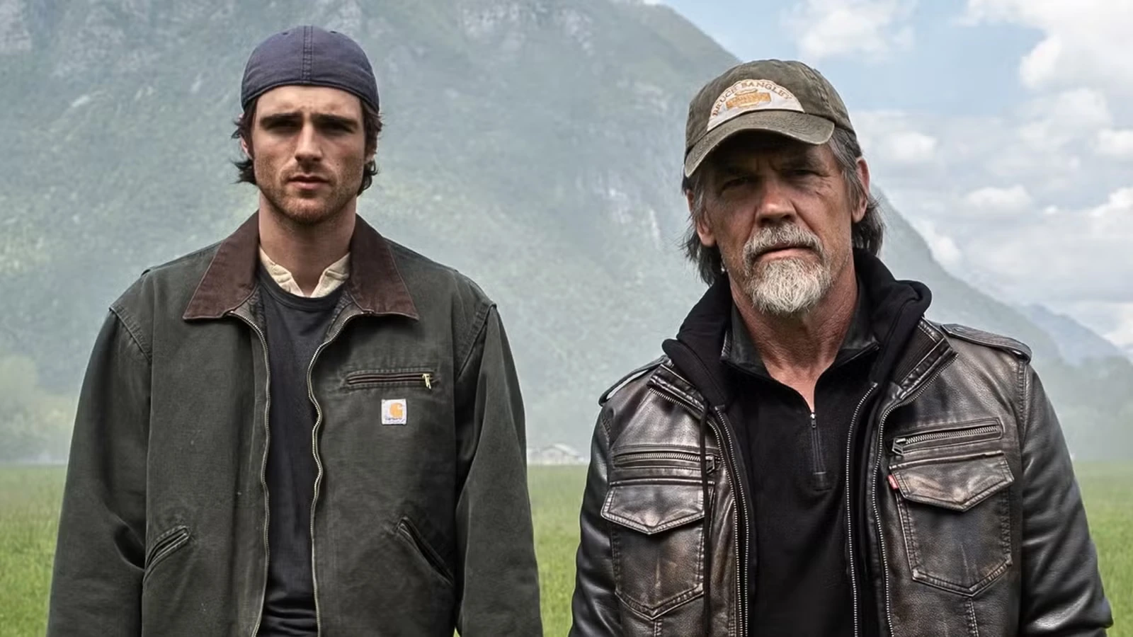 Джейкоб Элорди и Джош Бролин в фильме Созвездие пса