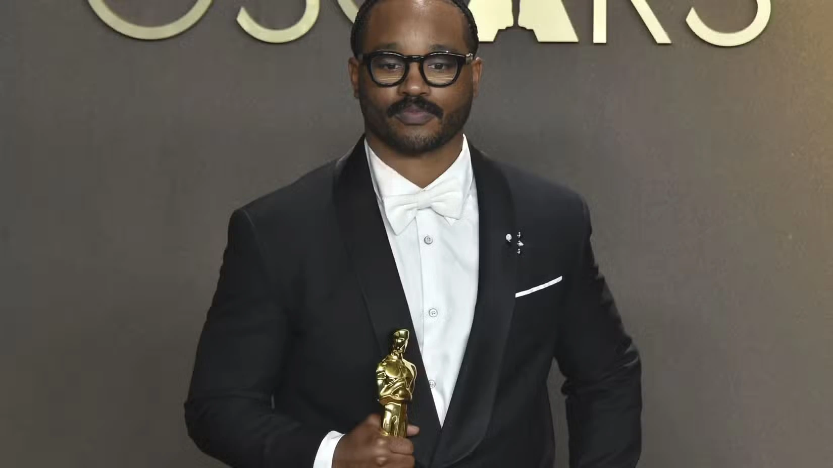 Райан Куглер с победной статуэткой