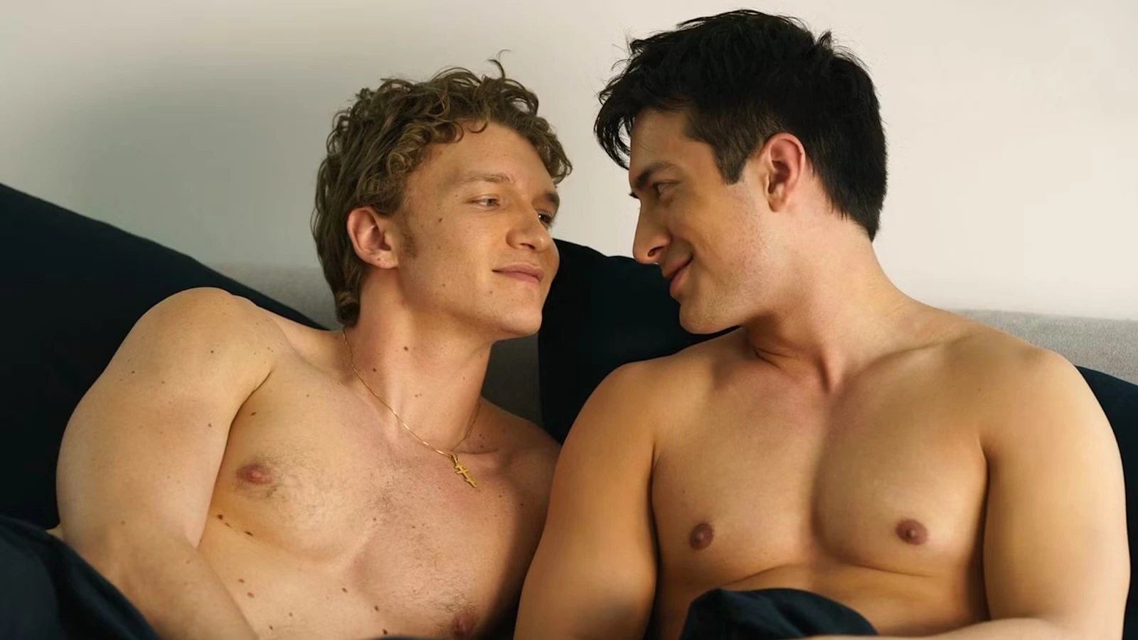 Коннор Сторри в роли Ильи Розванова и Хадсон Уильямс в роли Шейна Холландера в сериале Жаркое соперничество