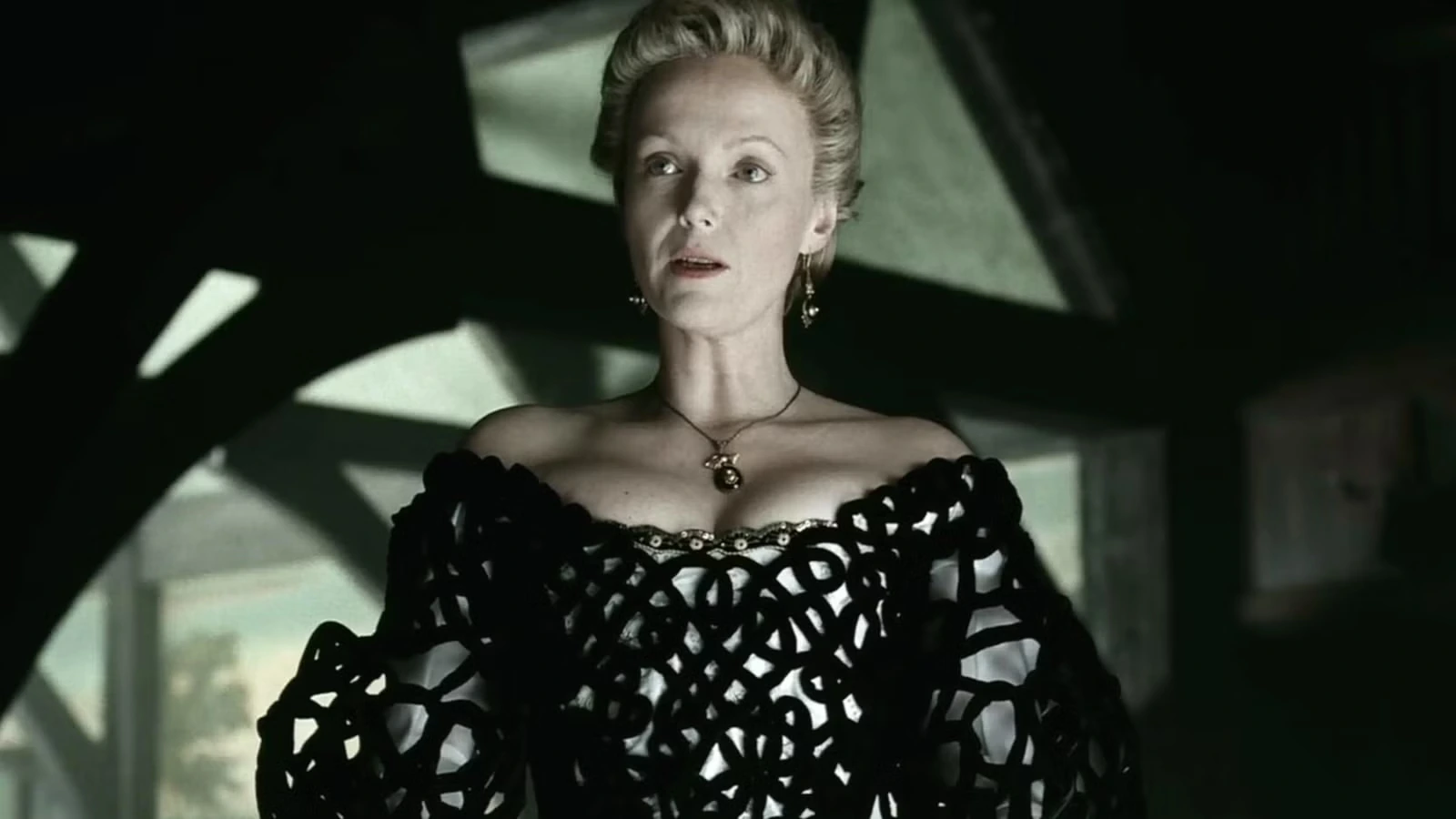 Миранда Ричардсон в роли леди Ван Тассел в фильме Сонная лощина