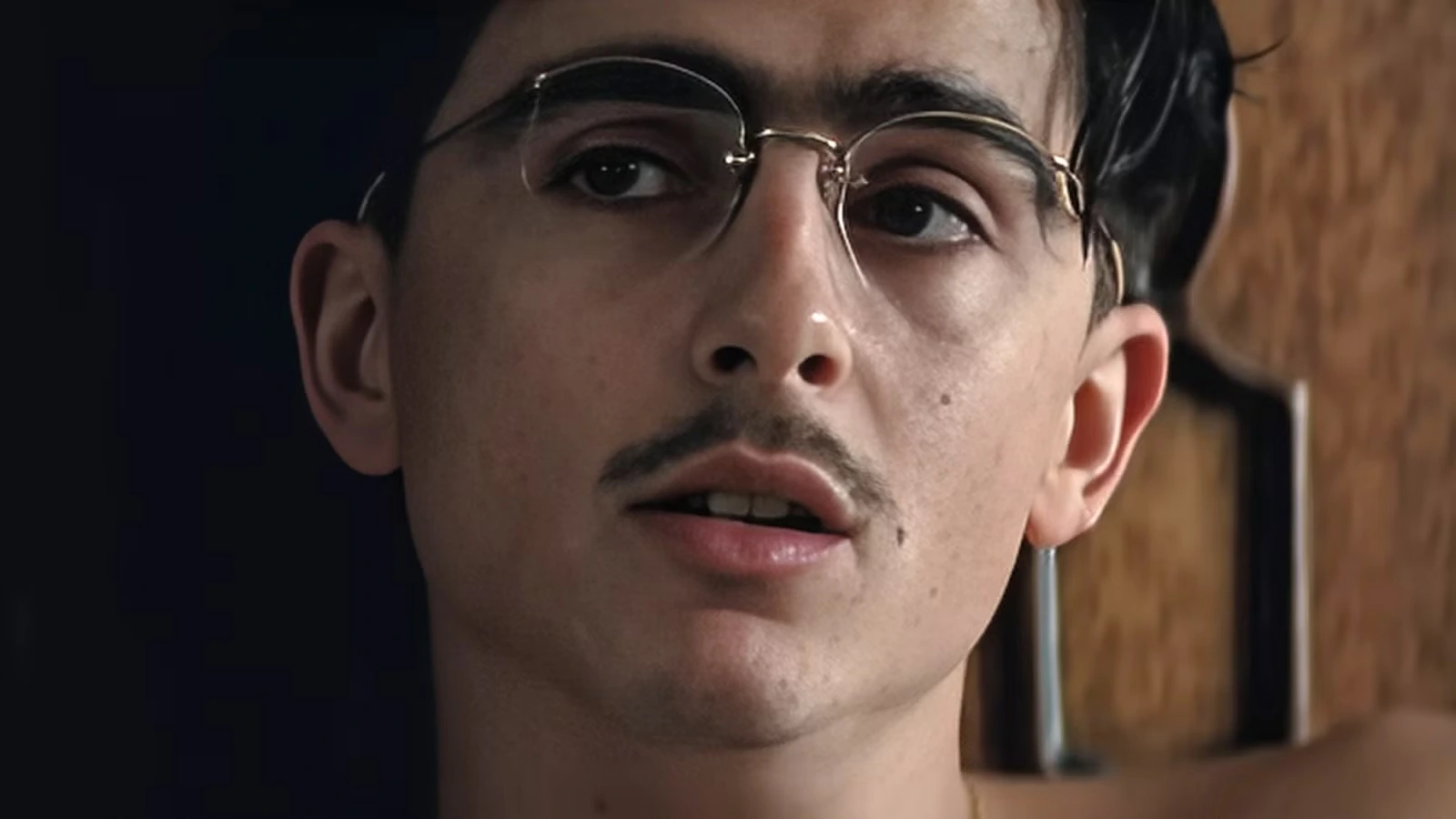 Тимоти Шаламе в роли Марти Маузера в фильме Марти Великолепный