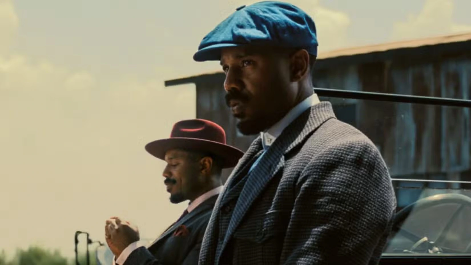 Майкл Б. Джордан в двойной роли в фильме Грешники