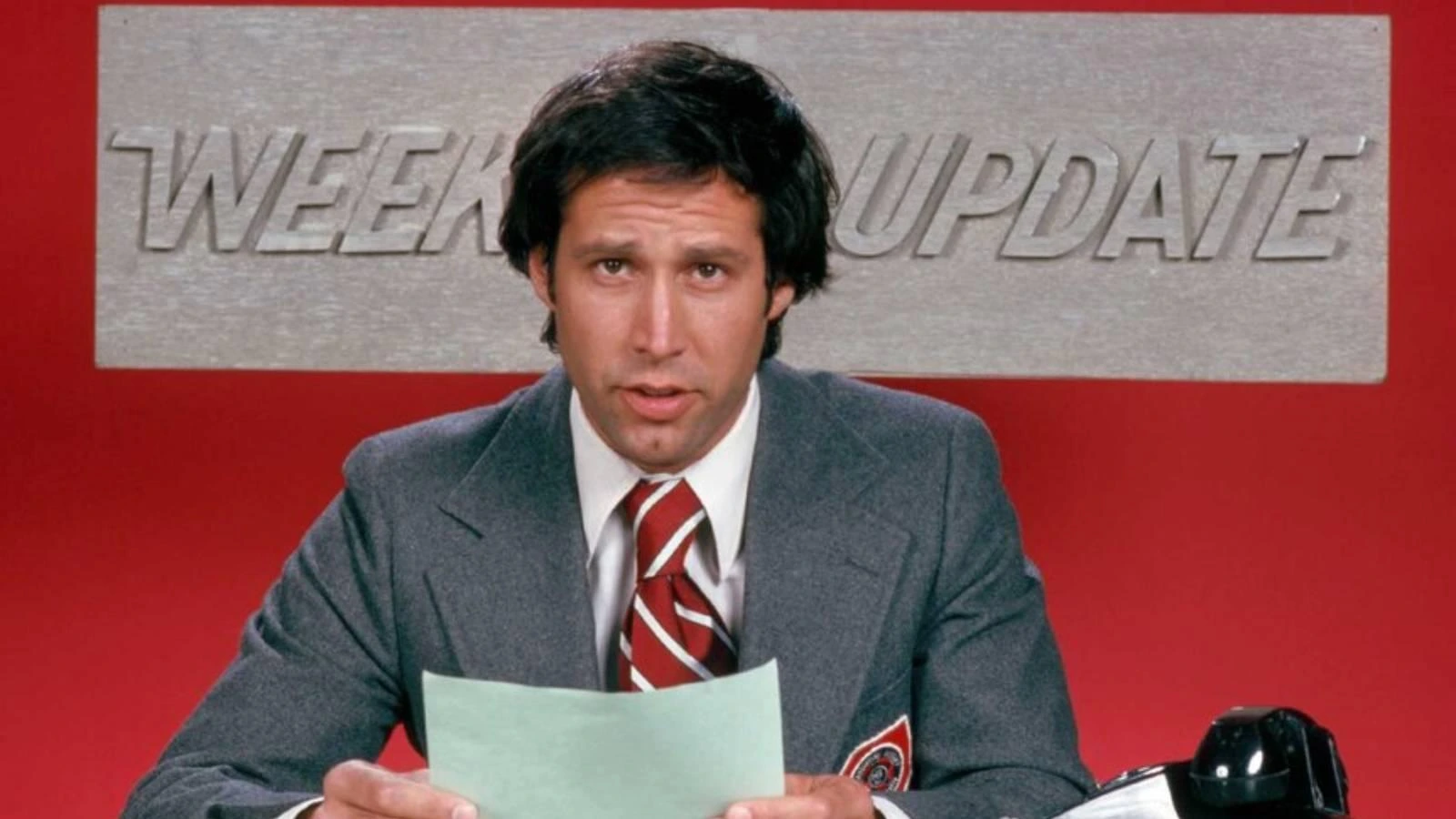 Чеви Чейз в роли телеведущего в шоу Saturday Night Live