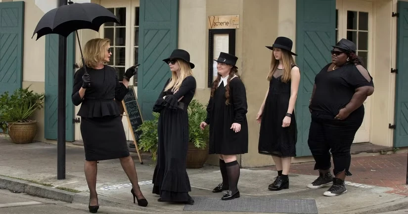 Джессика Лэнг, Эмма Робертс, Джейми Брюэр, Таисса Фармига и Габури Сидибе в сезоне Шабаш ведьм
