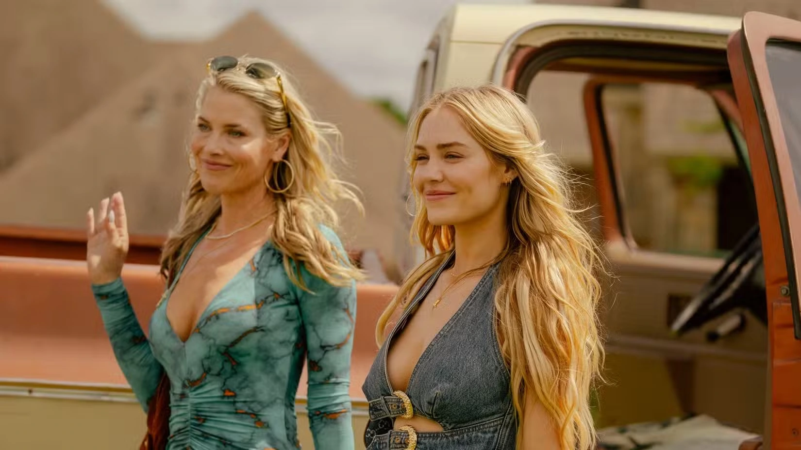 Энджи и Эйнсли в сериале Землевладелец