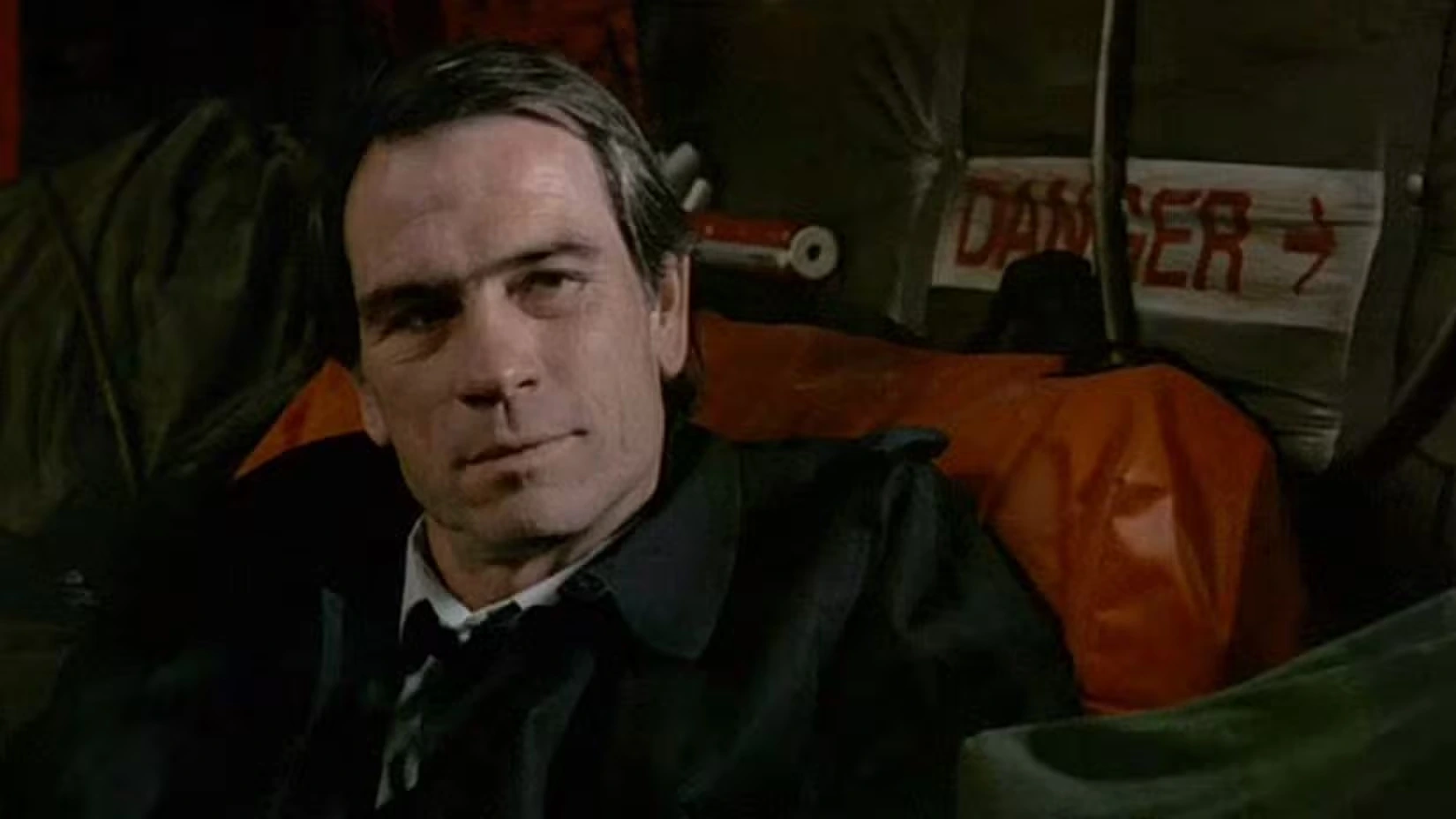 Томми Ли Джонс в фильме Доставить по назначению