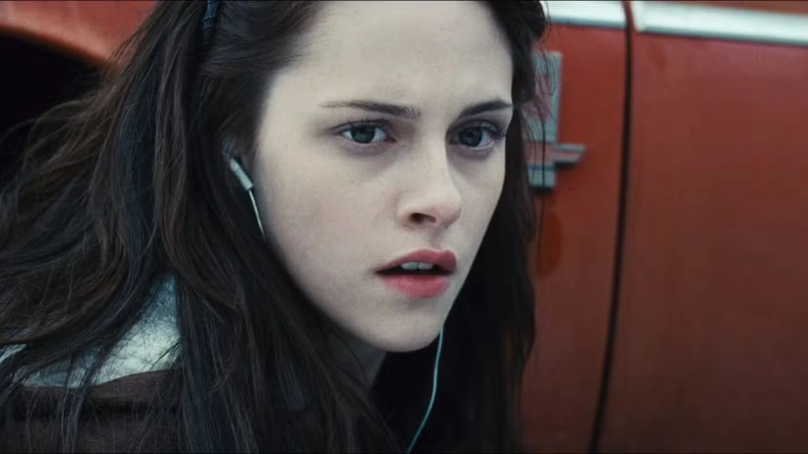 Кристен Стюарт в роли Беллы Свон в фильме Сумерки