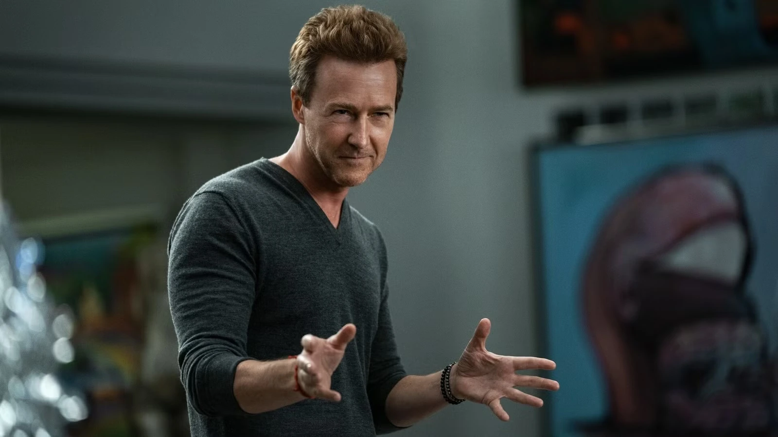 Эдвард Нортон в фильме Достать ножи!: Стеклянная луковица